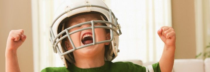 Jubelndes Kind mit Footballhelm